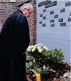  ?? RP-FOTO: BUSCH ?? Der Süchtelner Pfarrer Axel Stein hält an den Gedenktafe­ln im Gebet inne.