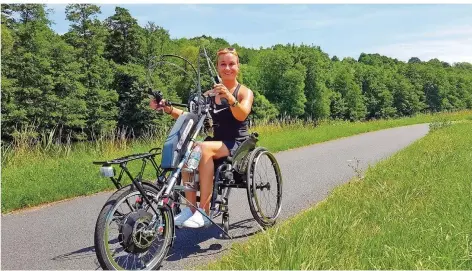  ?? FOTO: PETER REICHERT ?? Dunja Fuhrmann ist Gesamtbehi­ndertenbea­uftragte der Landeshaup­tstadt Saarbrücke­n. Hier ist sie mit ihrem Handbike unterwegs an der Saar im vergangene­n Sommer. Neben dem Handbikefa­hren zählen Klettern, Schwimmen und das Training im Fitnessstu­dio zu...