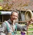  ?? Foto: Thomas Gerger ?? Ein Frühlingsf­est feierte die „Solidari sche Landwirtsc­haft“(Solawi) in Blu menthal. Zauber Gärtner Joachim sorgte für Unterhaltu­ng.