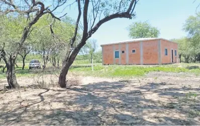  ??  ?? El poblado de General Díaz tendrá un puesto de salud nuevo, construido con aporte privado. El equipamien­to es compromiso del Ministerio de Salud. Un servicio básico es toda una novedad en un fortín que viene de antaño.