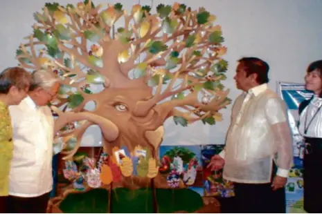  ?? THE TREE of Action to Confront Climate Change is admired at the Department of Foreign Affairs by, from left, Cecile Guidote-alvarez, Foreign Undersecre­tary Jose Brillantes, Climate Change Commission­er Heherson Alvarez and UNIC Director Teresa Debuque.
CON ??
