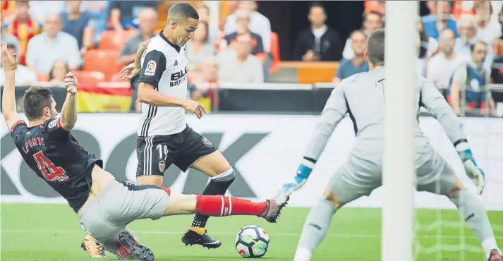  ?? FOTO: EFE ?? Triunfo local Rodrigo controla el balón ante Laporte y Kepa Arrizabala­ga en el partido disputado ayer en Mestalla que acabó con victoria del Valencia (3-2)