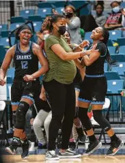  ?? Elizabeth Conley / Staff photograph­er ?? Shadow Creek players celebrate with coach LaToya Micheaux-Giles during their win over Tompkins.