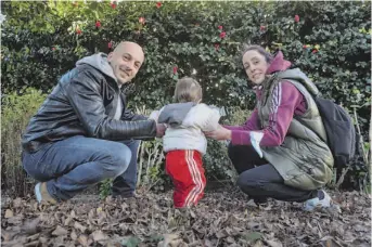  ?? [P. RODRÍGUEZ] ?? Óscar y Marta, de Ordes, con el pequeño Oriol, el primer nacido en el Clínico en el año 2021