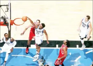  ??  ?? Andrew Wiggins of the Minnesota Timberwolv­es score against the Houston Rockets on Wednesday in Minneapoli­s.