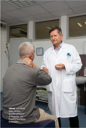  ??  ?? Calmant. Le Dr Patrick Ginies, directeur du centre antidouleu­r de Montpellie­r, avec un patient qui pratique la relaxation.