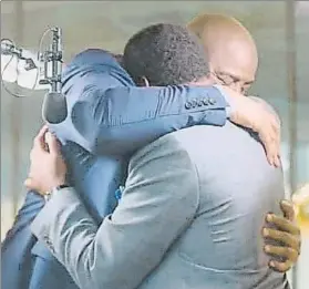  ?? FOTO: NBA TV ?? Magic Johnson e Isiah Thomas se abrazan de forma emocionada