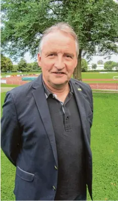  ?? Foto: Till Hofmann ?? Lutz Wagner referierte vor der Schiedsric­htergruppe Ulm/Neu Ulm. Der 54 Jährige hat 450 Spiele im Profiberei­ch geleitet.