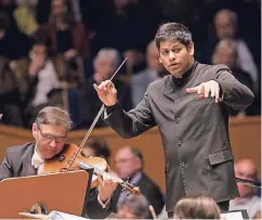  ??  ?? Dirigent Alpesh Chauhan bei seinem Auftritt am Wochenende in der Tonhalle.