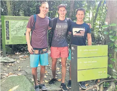  ?? Alberto armendariz ?? Pedro Miles, Álvaro Pavón e Iñaki Ortíz, en el sendero para subir al Cristo Redentor