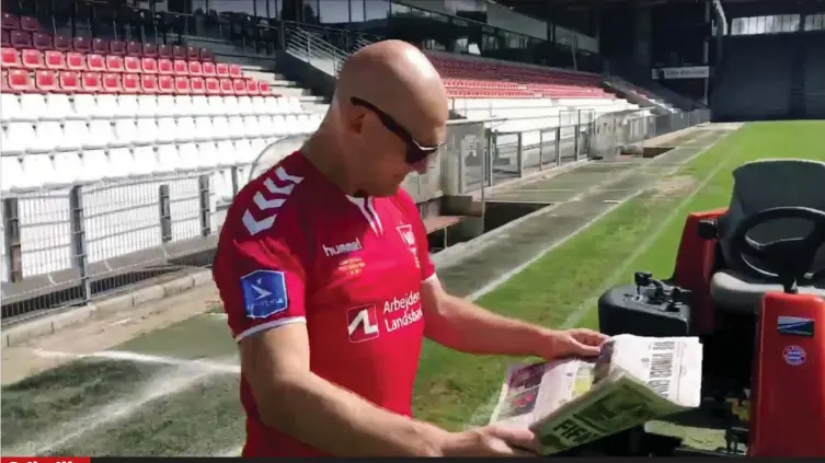  ?? FOTO: VEJLE BOLDKLUB ?? I Vejle Boldklubs video, der både er blevet delt på klubbens Twitter og Facebook-side, står Thomas Gravesen med et eksemplar af Ekstra Bladets avis, hvor han har slået op på Stig Tøftings klumme, hvori han ikke spår saerlig stor succes til Vejle i...