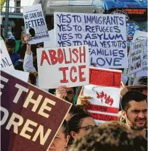  ?? Pedro Portal / Associated Press ?? Grupos de activistas protestan contra la política del gobierno federal en materia de inmigració­n.