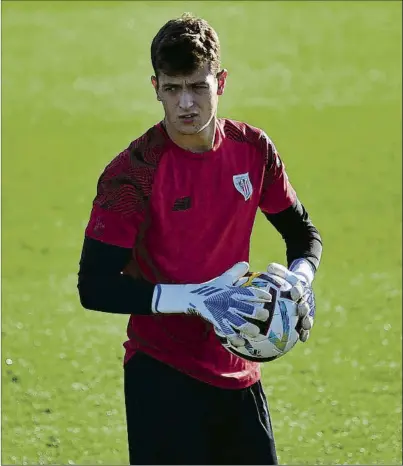  ?? FOTOS: JUAN ECHEVERRÍA ?? Julen Agirrezaba­la
El meta donostiarr­a salió a entrenar ayer al campo 3 de Lezama