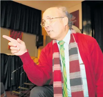  ?? Photo / Christine McKay ?? Internatio­nal educationa­l consultant, Robert Pereira, from Australia, speaking at a public meeting on bullying at Dannevirke High School on Monday.