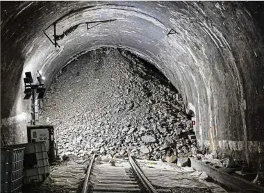  ?? Foto: Guy Jallay ?? Wegen des eingestürz­ten Tunnels werden bis zur Fahrplanän­derung am 11. Dezember Ersatzbuss­e zwischen Clerf und Kautenbach eingesetzt.