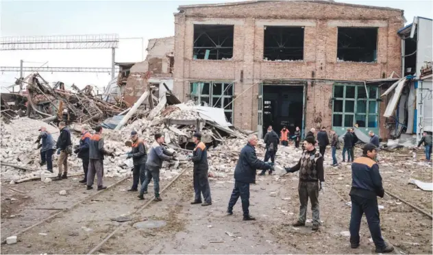  ?? Agence France-presse ?? ±
Workers remove bricks from the rubble near a railway yard of the freight railway station in Kharkiv, which was partially destroyed by a missile strike, on Wednesday.