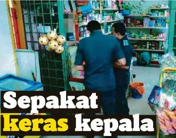  ??  ?? PENGUAT kuasa KPDNKK memeriksa premis perniagaan di Pasar Borong Selangor, semalam.