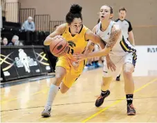  ?? IAN STEWART SPECIAL TO TORSTAR FILE PHOTO ?? Mackenzie Robinson, right, shown defending Waterloo’s Jenel Ulman in this file photo, is going to teachers college at Brock University after playing basketball at Laurentian University in Sudbury.