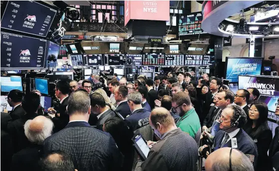  ?? SPENCER PLATT / GETTY IMAGES ?? The Dow Jones fell 424 points on Friday, a day after it took a 724-point plunge.