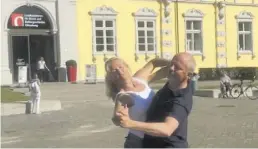  ?? BILD: Privat ?? In der Corona-Zeit: Carsten und Ilona Schlalos vor dem Oldenburge­r Schloss