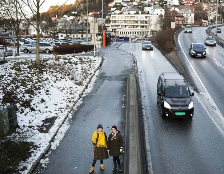  ??  ?? VIL HA DEM VEKK: Disse bilene i Ytre Sandviken bør flyttes inn i en ny tunnel slik at Bybanen kan boltre seg på motorveien, mener både veivesenet og næringsråd­et. Nede til venstre ser vi Ka dårlige luftkvalit­eten de påførte Sandviken.