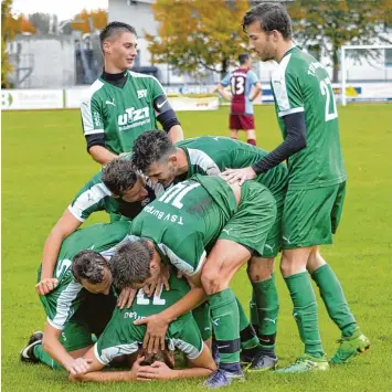  ?? Foto: Ernst Mayer ?? Ganz unten im Jubelknäue­l befindet sich der Torschütze: Nach dem entscheide­nden Treffer zum 3:1 Endstand ist Burhan Bastan der gefeierte Mann beim Fußball Kreisligis­ten TSV Burgau.