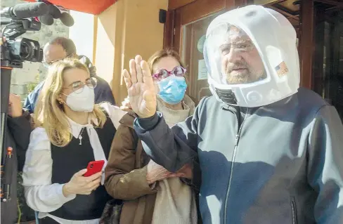  ??  ?? Il casco
Il fondatore e garante del Movimento 5 Stelle Beppe Grillo, 72 anni, si presenta all’Hotel Forum di Roma con un casco da astronauta in plastica