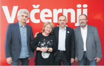  ??  ?? Slavodobit­nik i dio žirija Žarko Ivković, Ljubica Gatarić, Nenad Bakić i Marinko Jurasić nakon dodjele plakete Večernjako­va osoba 2016.