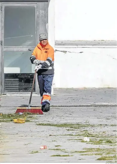  ?? JULIO GONZÁLEZ ?? Un operario de la concesiona­ria de limpieza en Cádiz.