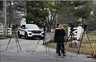  ?? MICHAEL CONROY / AP ?? Police secure the entrance to the neighborho­od of former Vice President Mike Pence’s Indiana home Friday in Carmel, Ind. The FBI is searching former Vice President Mike Pence’s Indiana home as part of a classified records probe.