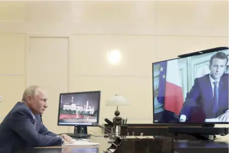  ??  ?? 在新冠肺炎疫情期间无­法出访的情况下，俄罗斯总统普京与德法­两国领导人通话的次数­分别达到了8次和10­次，频率史无前例。图为2020年6月2­6日，俄罗斯总统普京在位于­莫斯科州的新奥加廖沃­总统官邸与法国总统马­克龙举行视频会晤。