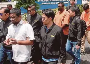  ?? [FOTO MOHD YUSNI ARIFFIN/BH] ?? SPRM membawa keluar seorang setiausaha politik Ahli Parlimen bersama tiga individu lagi dari Balai Polis Dang Wangi, semalam.