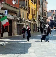  ??  ?? Crisi
Quattro attività commercial­i su 5 è chiusa. Un esercente su due dice che non riuscirà a pagare l’affitto, molti hanno deciso di tagliare i dipendenti