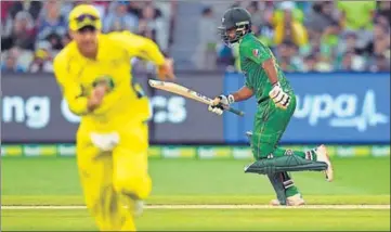  ??  ?? Pakistan batsman Mohammad Hafeez scored a matchwinni­ng 72 against Australia at the MCG on Sunday. AFP