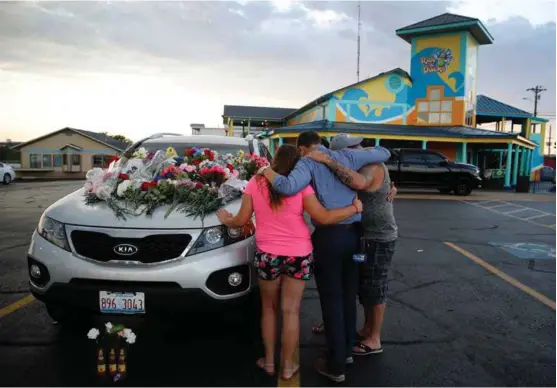  ?? FOTO: CHARLIE RIEDEL, AP ?? BER FOR DE DØDE: Ulykken har gjort et voldsomt inntrykk på folk i Branson, og mange har lagt ned blomster, tent lys og bedt for de omkomne og deres familier.