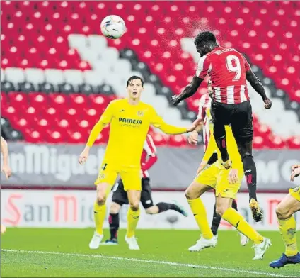  ?? FOTO: JUAN ECHEVERRÍA ?? De cabeza Williams, que lleva dos goles en Liga en San Mamés, remata con la testa durante el partido ante el Villarreal