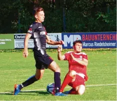  ?? Foto: Hieronymus Schnieder ?? Zuschauer Thomas Stockinger (links) hatte im Derby gegen Königsbrun­n mehrfach den Siegtreffe­r auf dem Fuß, wurde aber immer wieder ausgebrems­t.