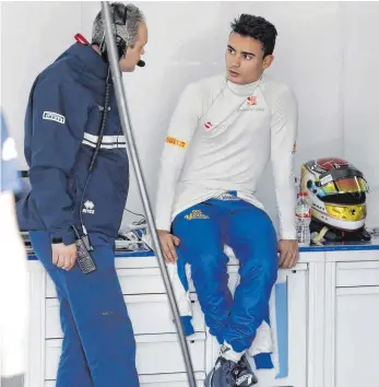  ?? FOTO: IMAGO ?? Auch auf blau-gelben Möbeln lässt es sich sitzen: Der Worndorfer Pascal Wehrlein tauscht sich in Barcelona mit einem Sauber-Mechaniker aus.