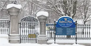  ?? ADRIAN Wyld / THE CANADIAN PRESS ?? The outer wall and visitors gate at Rideau Hall in Ottawa on Thursday
as Gov. Gen. Julie Payette resigns.
