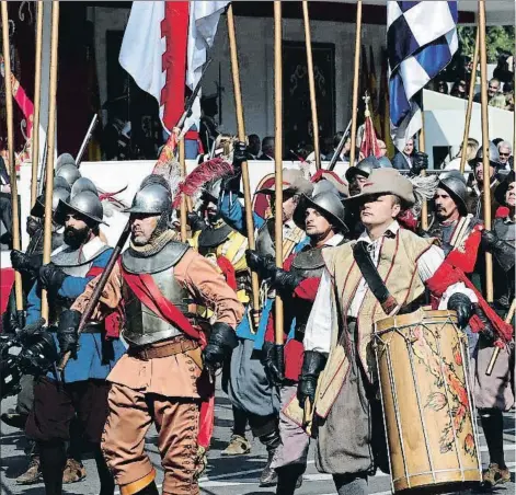  ??  ?? Los trajes de época representa­ron el llamado Camino de los Tercios Españoles