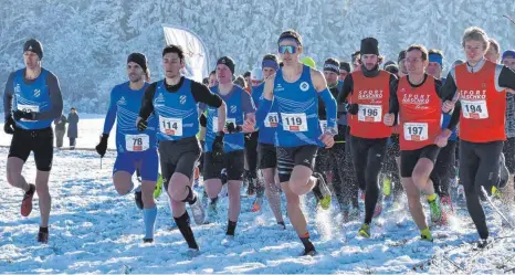  ?? FOTO: KLAUS EICHLER ?? 147 Läuferinne­n und Läufer waren bei der zweiten Etappe der Crosslaufs­erie Oberschwab­en in Vogt am Start.