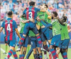  ?? FOTO: EFE ?? Los jugadores del Levante, eufóricos, celebrando el necesario triunfo sobre el Alavés
