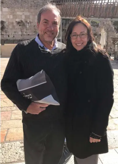  ?? (Courtesy) ?? JOELLE ECKSTEIN and the late Rabbi Yechiel Eckstein at the Kotel.