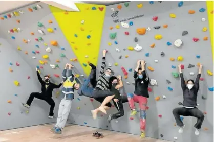  ?? Foto: cedida ?? Un grupo de personas que han trabajado en auzolan prueba el ‘boulder’.