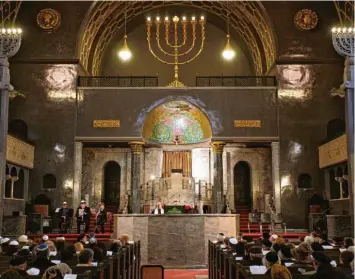  ?? Foto: Alexander Kaya (Archivbild) ?? In Augsburg bieten das Jüdische Museum und die Synagoge der Kultur eine Heimat. Doch Hass gegen jüdische Kultur gibt es heute auch. „Nicht zu unterschät­zen ist sicher der Online‰Antisemiti­smus“, sagt Hildegard Fruebis.