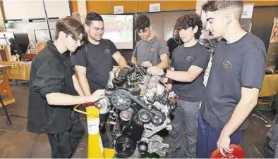  ?? MANOLO NEBOT ?? Alumnos del IES Politècnic, que imparte ciclos de la Automoción y Fabricació­n Mecánica, en Auditori, ayer.