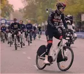  ?? ?? Nella foto in alto, i corridori impegnati nel neonato Criterium di Madrid. Sopra, Tadej Pogacar, 24 anni, pedala su una bici elettrica da città