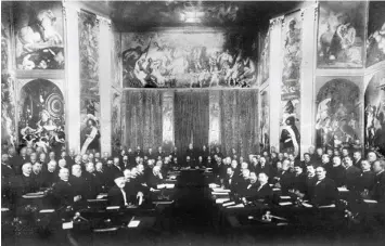  ?? ?? Первая международ­ная мирная конференци­я в Гааге проводилас­ь по инициативе российског­о императора Николая II. Июнь 1899 года