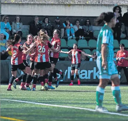  ?? FOTO: TWITTER ATHLETIC ?? Empate El Athletic pudo salvar un punto gracias al gol de Yulema Corres al final del partido
Real Sociedad C, 0
Basconia, 1
Gol: Árbitro: