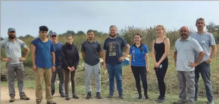  ?? ?? Les jeunes, leurs encadrants et les membres de PMM regroupés lors d’un des trois chantiers.